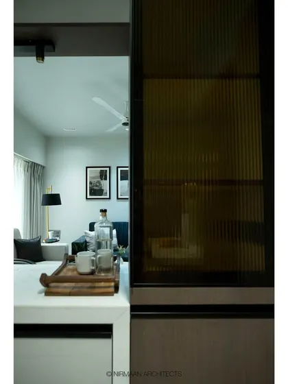A close-up of the fluted glass partition next to the breakfast bar, which provides a sense of separation while allowing light to pass through.