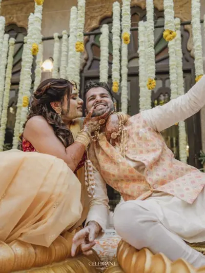 A playful moment from a Jodhpur wedding. We delivered this fresh floral jewellery for the bride's Haldi, and it looks perfect for the fun-filled ceremony.