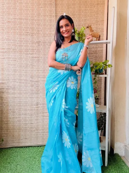 A lovely blue pre-stitched cotton saree with a daisy print. This is a very fresh and summery design, and the ready-to-wear format makes it so easy to wear.