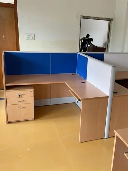 This L-shaped workstation provides an ample work surface and includes an integrated pedestal with drawers for storage. The partitions separate the space and can be used as pin-up boards.