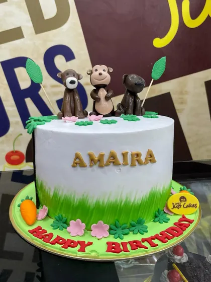 A simple and charming 2.5kg monkey-themed cake with three little fondant monkeys on top.