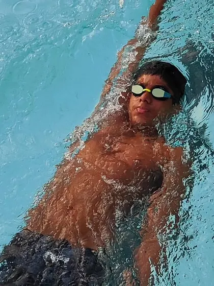 Idhant Chaturvedi bags his final medal at the State Aquatic Championship, qualifying for the Junior Nationals in the 200m Backstroke. His consistency across events is a key focus of our training.