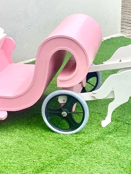 Make a grand entrance with our pink kids' entry carriage. This beautiful prop, complete with white horse cutouts, is perfect for making the birthday girl feel like a real princess.
