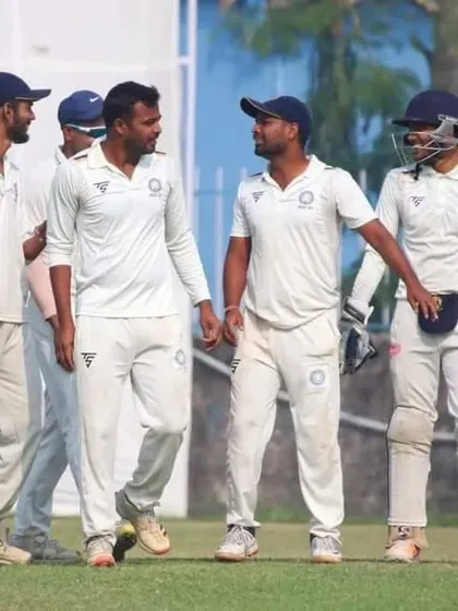 Team camaraderie on the professional field. Asif Mansoori with his teammates at the Police Athletic Club in Kolkata. The discipline learned at the university level is essential for a professional career.