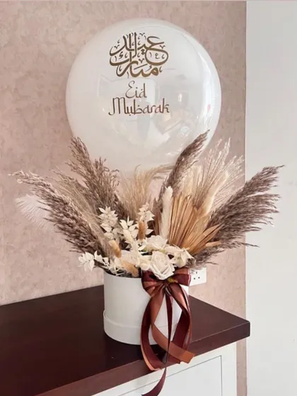 A sophisticated and modern bouquet we curated for Eid. This arrangement uses dried pampas grass and other preserved botanicals in neutral tones, paired with a custom "Eid Mubarak" balloon.