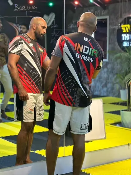 Explaining a concept during the seminar. My goal is to pass on the techniques I have learned over my long career.