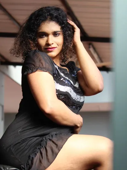 Confidence on point. A simple look, a strong feeling.