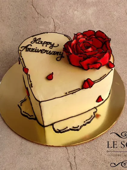 This comic-style heart cake is one of my most popular designs for anniversaries. I hand-carved this 1 kg Chocolate Caramel cake and decorated it with a bold, hand-piped buttercream rose.