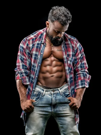 A fitness model look, combining a lean, muscular physique with casual style. This shows that you can be strong and stylish.