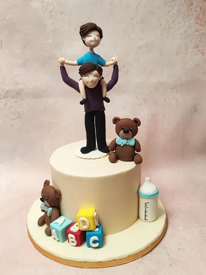 We capture a heartwarming moment with this Father's Day cake. A touching topper shows a father with his son on his shoulders, surrounded by toys and baby blocks, creating a sweet and sentimental tribute to fatherhood.