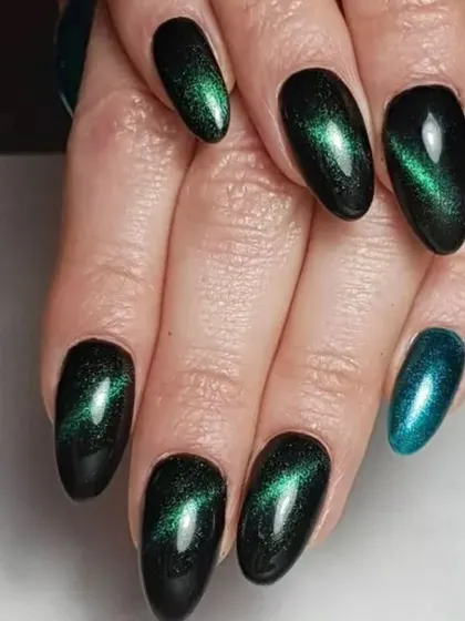 A gorgeous green cat-eye manicure. The deep emerald base with the bright green magnetic shimmer creates a look that is both mysterious and luxurious.