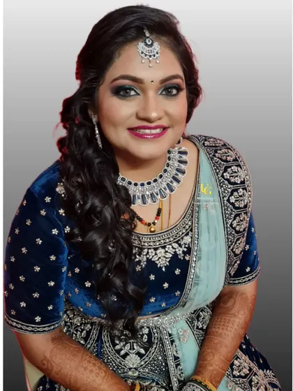 A beautiful portrait of Akshatha, showcasing her bold reception eye makeup and perfectly coordinated jewelry.