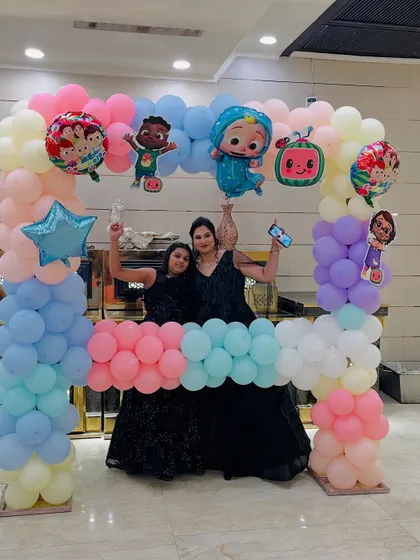 A square-shaped balloon frame for a Cocomelon themed party. This photo booth is decorated with pastel balloons and Cocomelon character cutouts, perfect for guests to take pictures.
