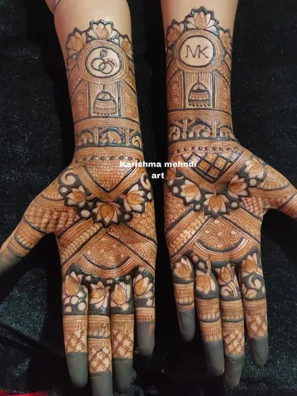 Personalization is key for modern bridal work. This engagement design incorporates the couple's initials 'MK' and ring symbols, a technique I teach to help you offer custom henna art to your clients.