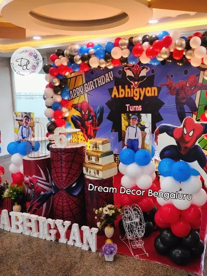 A full view of the Spider-Man themed birthday setup. We use balloon columns and a large arch to create a dynamic and exciting backdrop for the party.