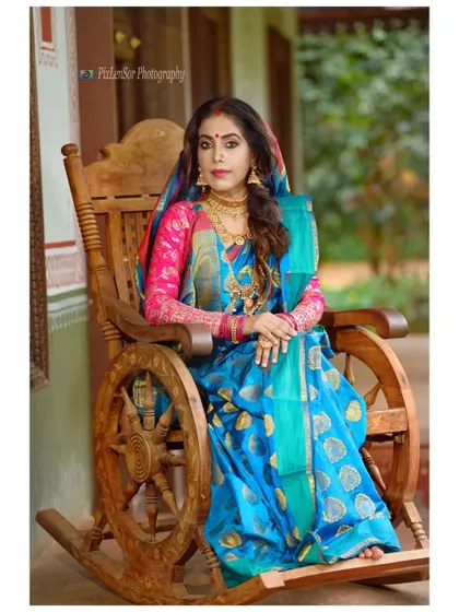 The full look of the Bengali-inspired photoshoot, with the jewellery adding a touch of authenticity and grandeur.