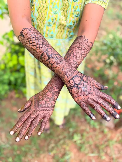 The back of the hands for a full bridal look. This design features a heavy jaal (net) pattern, balanced with bold floral bands.