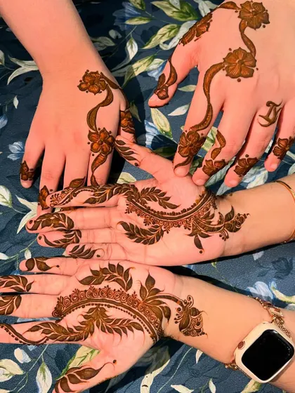 A beautiful example of coordinated mehendi for a group. The designs are simple, elegant, and feature flowing floral vines.