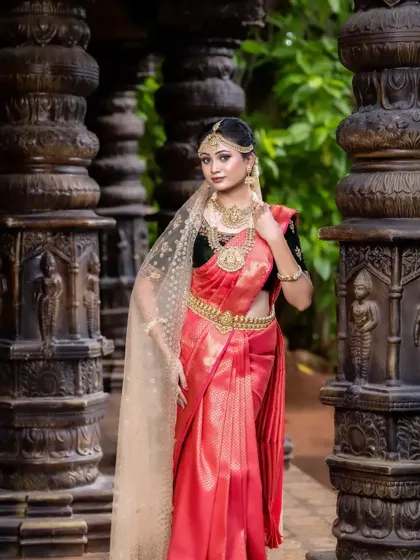 Another angle of the complete bridal look, showing how the jewellery pieces work together to create a cohesive and stunning appearance.
