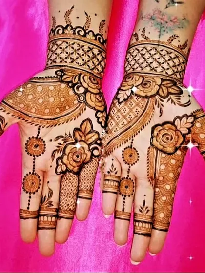 This design combines shaded roses with delicate dot-work and geometric net patterns. It's a modern and romantic style that is very popular for engagement parties and sangeet functions.