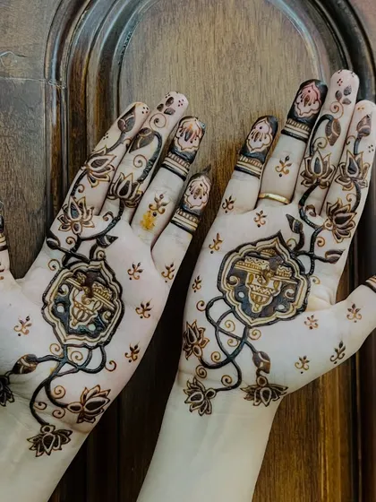 The rich, dark stain of the delicate vine design. This shows how even minimal designs can have a powerful impact with a good quality henna stain.