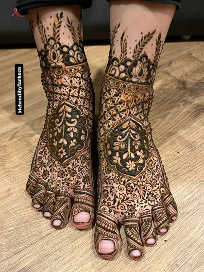 Your bridal mehendi is not complete without adorning your feet. I love creating designs that complement your hand mehendi, ensuring you are decorated from head to toe for your wedding day. This design features bold motifs balanced with delicate details.