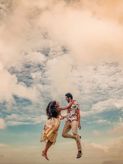 Sapni and Arjun seem to fly amidst the clouds of Bali. This creative and joyful portrait captures a feeling of weightlessness and pure happiness.
