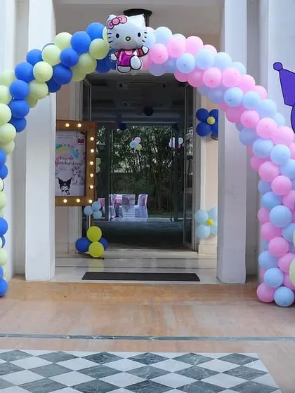 A welcoming entrance for the Kuromi and Hello Kitty party, with two large balloon columns topped with character cutouts.