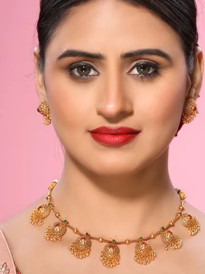 A direct, front-facing shot of a model wearing a traditional gold necklace, ideal for a clear catalogue view.