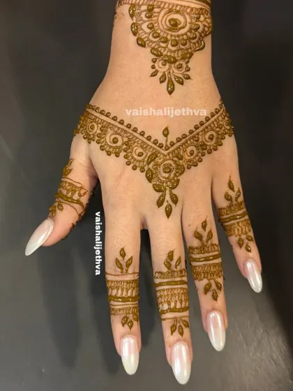 A simple and elegant Arabic-style V-shaped design. This pattern accentuates the length of the fingers and is very chic.