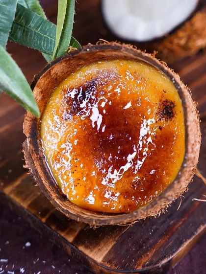 For those who enjoy global desserts, I offer classics like this Crème Caramel. Served in a natural coconut shell, it combines a silky custard with a perfectly burnt sugar top for a delightful experience.