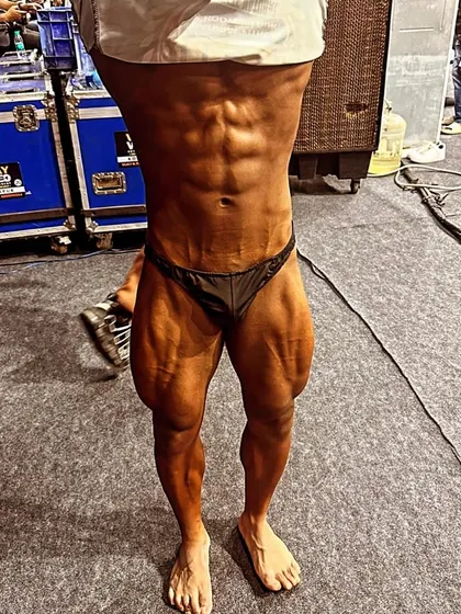 The result of an 8-week prep and a perfect peak. The abdominal separation and leg definition are proof that our protocol works, even on a tight schedule.