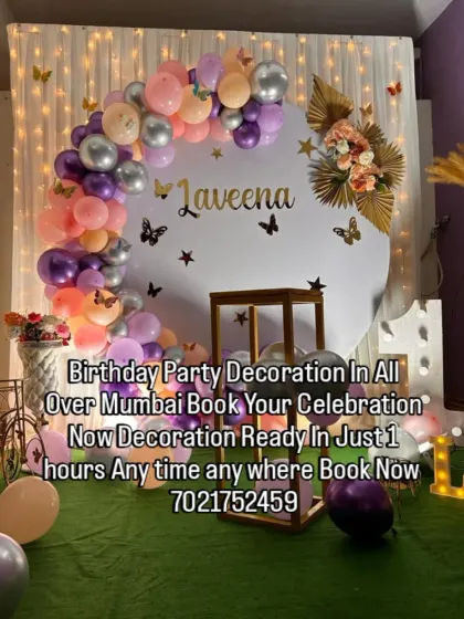 An elegant and modern butterfly-themed decoration. The asymmetrical balloon garland in pastel colors on a white circular backdrop creates a chic and stylish photo corner.