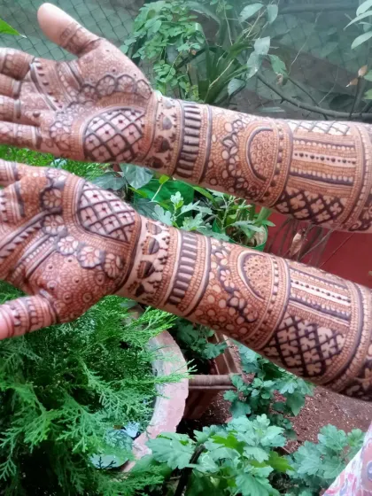 Another angle of this beautiful bridal stain. The design wraps around the hands and arms, ensuring it looks stunning from every viewpoint.
