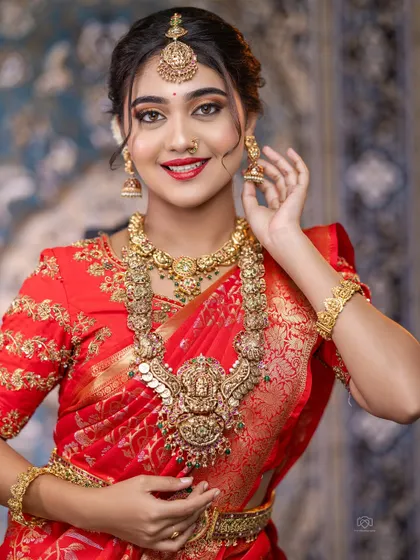 A bright and happy bride wearing a classic Lakshmi haram and choker set. This is one of my most popular rental sets for traditional weddings.