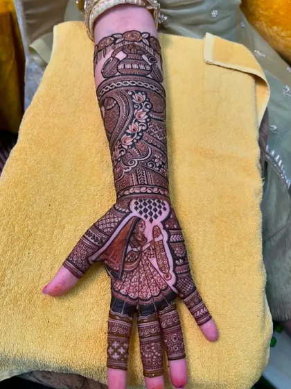 A single-hand design featuring a bride figure on the palm, perfect for guests or for simpler engagement ceremonies.