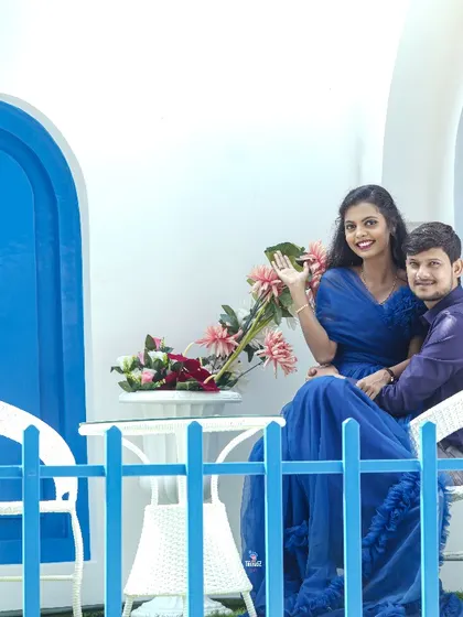 A cheerful wave from the balcony of the Santorini-themed studio. This set is perfect for creating a fun, vacation-like vibe for your photos.