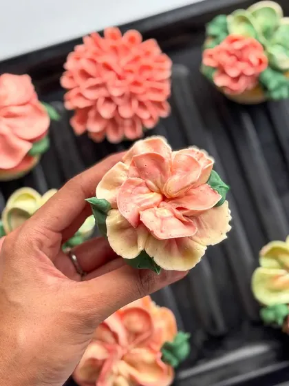 A closer look at my edible floral cupcakes. Each one is a mini work of art, with different flower designs like roses, dahlias, and succulents, all hand-piped with delicious buttercream in a variety of colors.