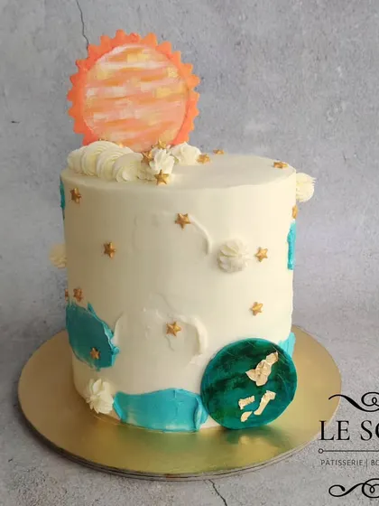 A sunny and cheerful cake for Spruha's first birthday. This 2 kg Mango Pistachio cake is decorated with a sun, earth, and stars, creating a lovely "You are my sunshine" theme.
