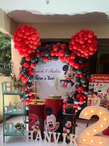 The complete Mickey Mouse setup for "Hanvik's" second birthday party.