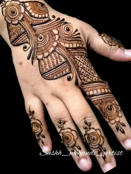 An Arabic belt-style design for the back of the hand, with delicate roses on the fingers.