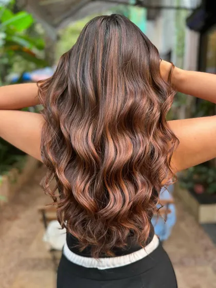 The shine on this brunette balayage is unreal. Healthy, glossy hair is always the goal. (No filter)