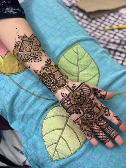 A geometric Arabic design that combines squares, florals, and vines for a unique look.