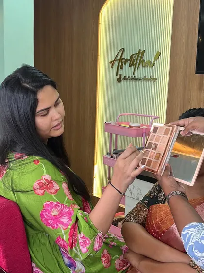 Explaining the nuances of an eyeshadow palette during a pro batch class.