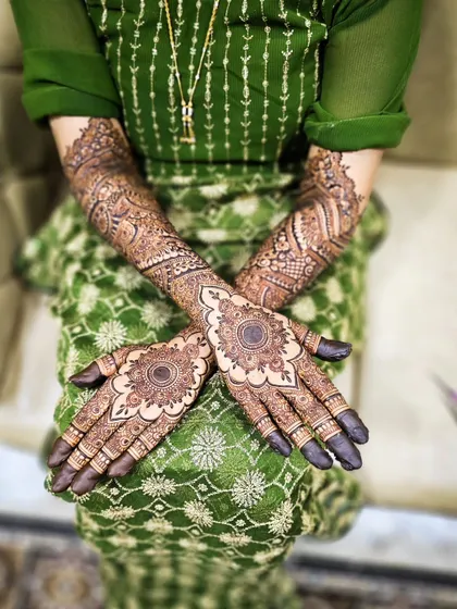 A stunning bridal design with a large central mandala, creating a bold and beautiful look.