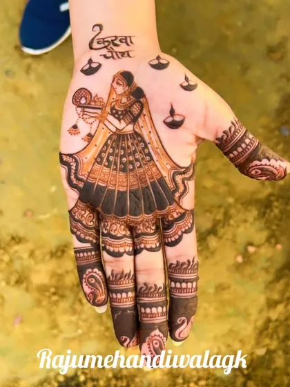 A simple yet beautiful portrait of a woman holding the puja thali for Karwa Chauth. The diyas surrounding her add to the festive feel. This is great if you want the design just on your palm.