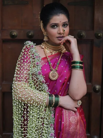 A stunning Maharashtrian bridal look featuring one of my floral shelas. The delicate jasmine bud net adds a traditional yet ethereal touch to the rich pink Paithani saree.