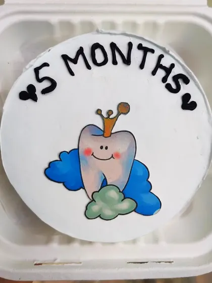 This bento cake celebrates a baby's first tooth at 5 months. The little tooth character with a crown is too cute.