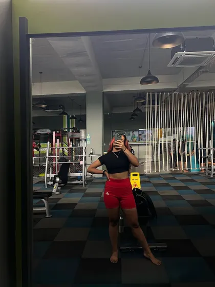 A full-body mirror selfie from 2022, showing my gym style and the confidence that comes with feeling strong.