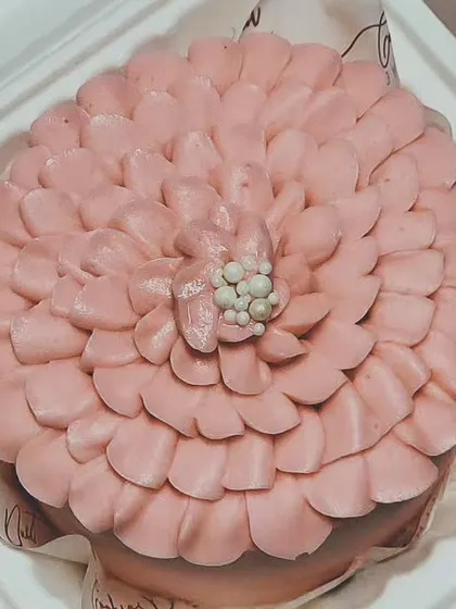 Bento cakes are my favorite way to deliver a little piece of joy. This 350g cake features intricate buttercream petals, showing that even small treats can be stunning works of art, perfect for a personal celebration or just because.